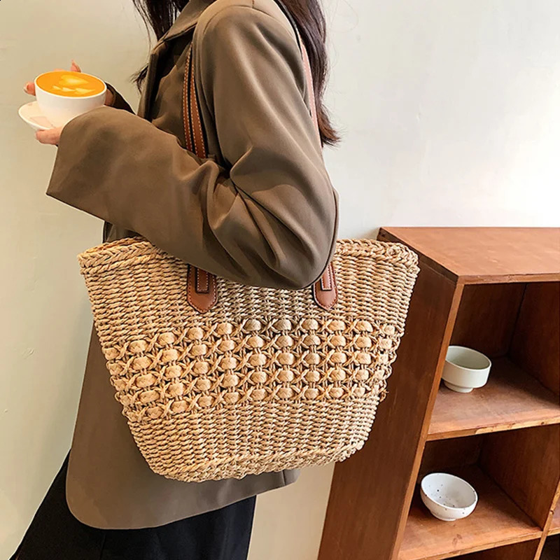 Summer hand woven grass beach handbag womens retro hollow basket Ratan vacation shoulder bag 240926