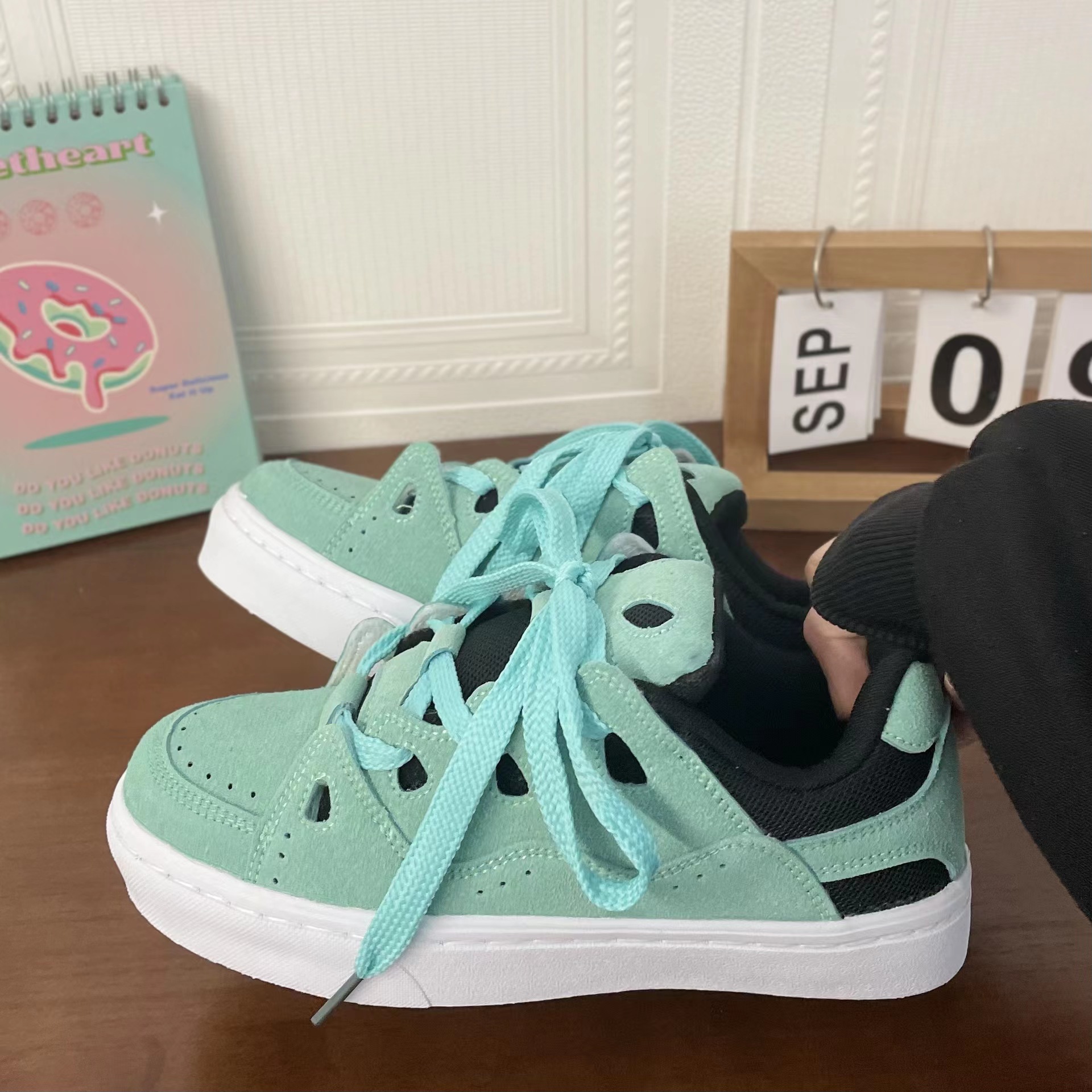 Men's and women's ice blue and white color blocked retro low cut sports skateboard shoes
