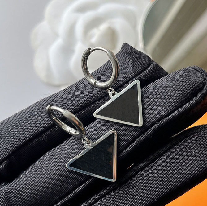 Classic Style Charm Earrings Elegant Luxury Designer Earrings Girl Family Birthday Gift Earrings Spring New Stainless Steel Jewelry Earrings Wholesale