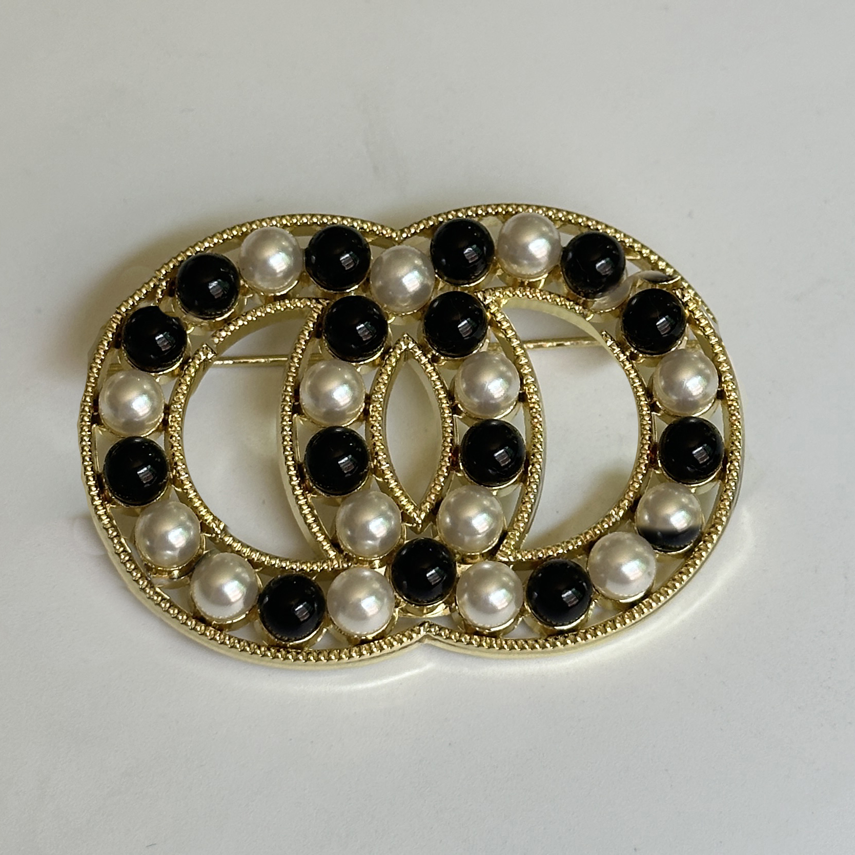 Street Brand Girl Embossed Brooch Luxury 18K Gold Plated Brooch Party Gift Luxury Lapel Brooch Designer Unisex Badge Brooch Spring Fashion Accessories With Box