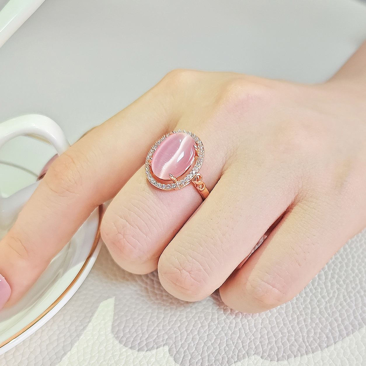 Designer Rings Retro Pink White Oval Crystal Diamond Gold Plated Zircon Ring Quality Copper Women Exquisite Jewelry