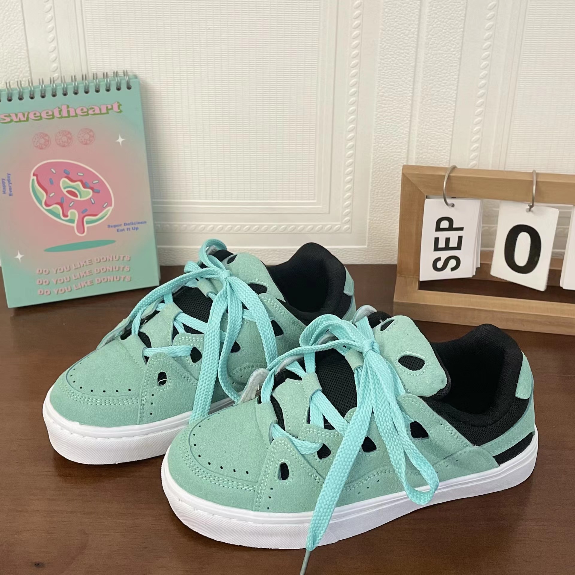Men's and women's ice blue and white color blocked retro low cut sports skateboard shoes