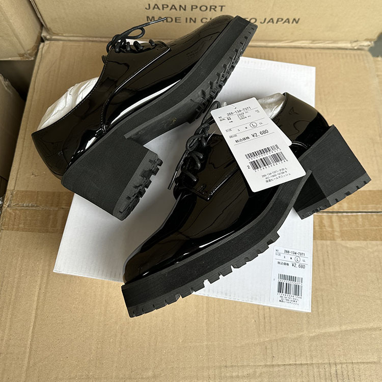 A black and white leather designer designed specifically for women, paired with English style laces, soles, thick heels, and height increasing shoes