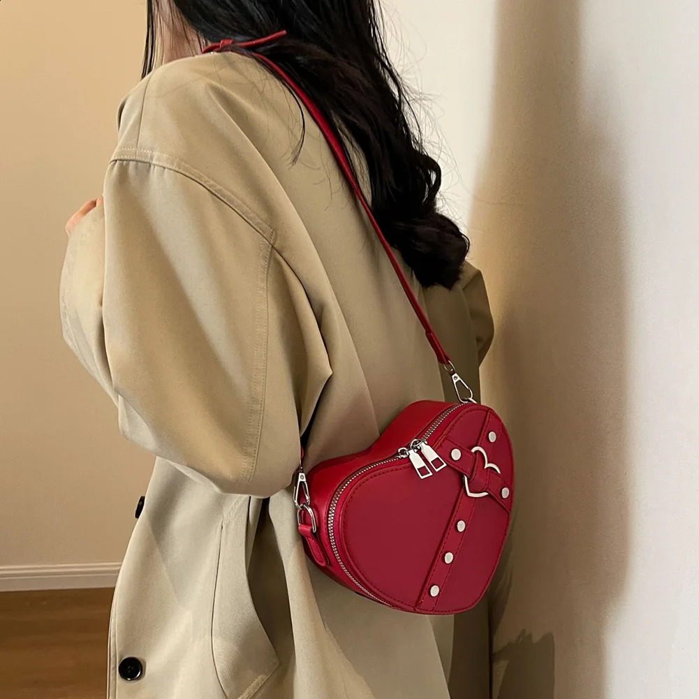 Vintage Heart Shape Crossbody Bags Y2K Small Chain Rivet Shoulder Bag PU Leather Gothic Tote Fashion Women 240724
