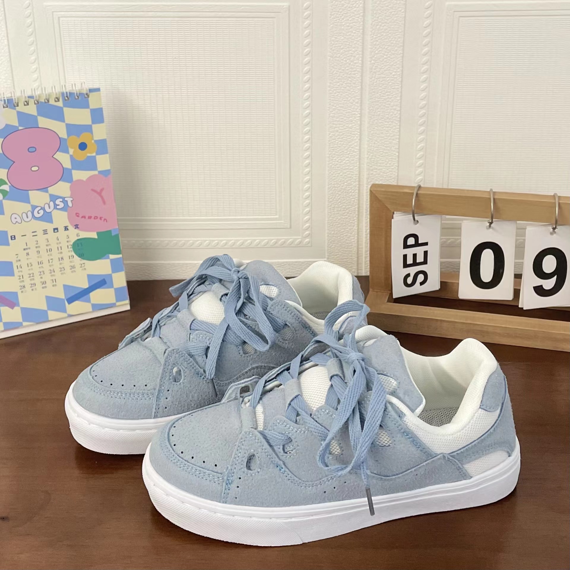 Men's and women's ice blue and white color blocked retro low cut sports skateboard shoes