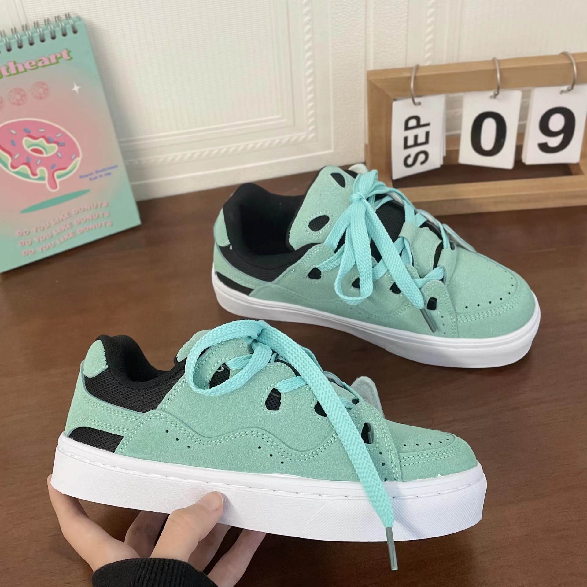 Men's and women's ice blue and white color blocked retro low cut sports skateboard shoes