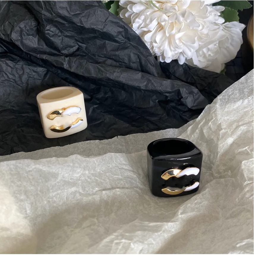 Luxury Brand Retro Brand Letter Band Rings Brass Rings Fashion Designer Luxury Crystal Pearl Ring for Womens Jewelry Gifts Size 7