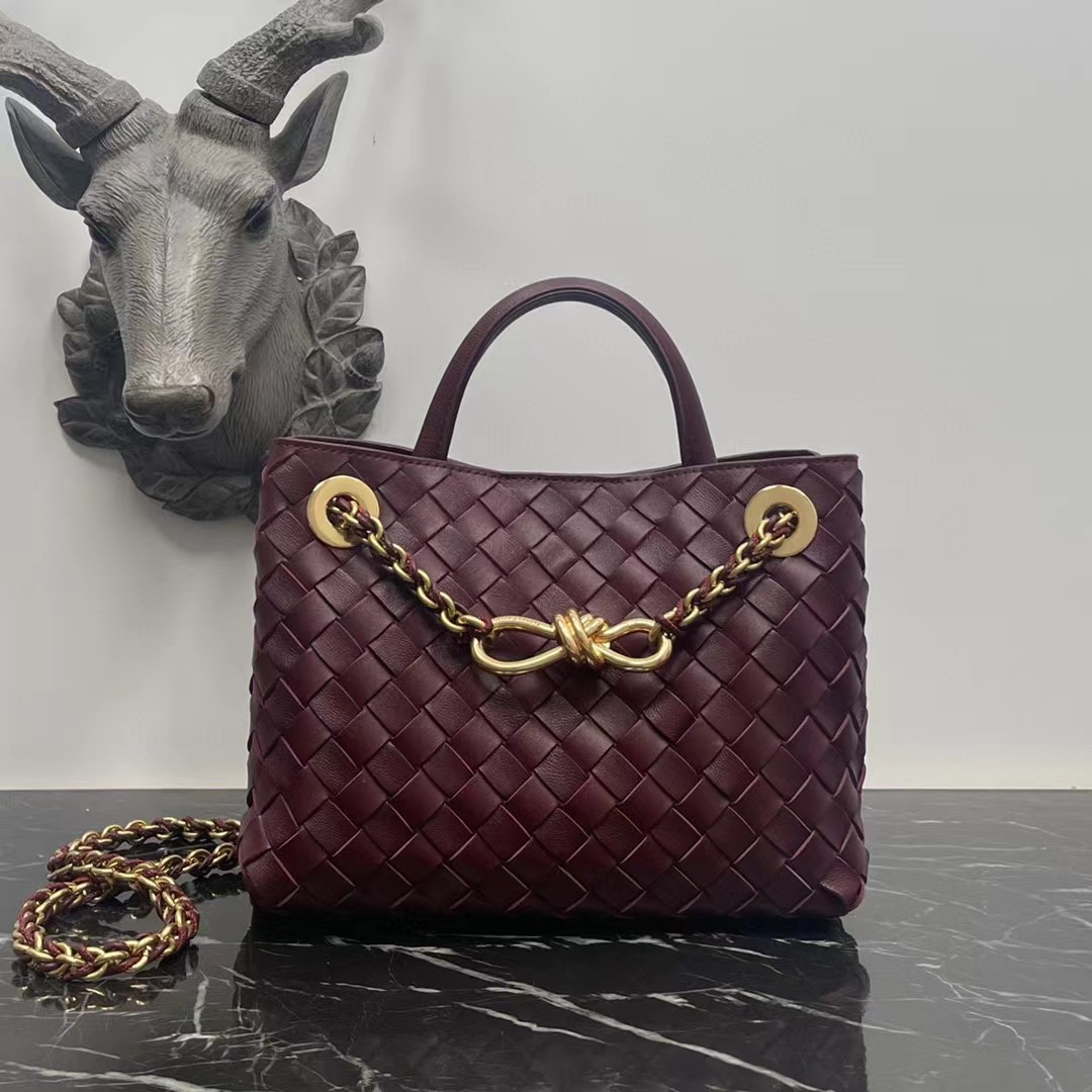 12A The highest quality counter hot item. Eight-character buckle chain terms. Old money style returns. Purely handwoven, timeless. A musthave brandname bag for