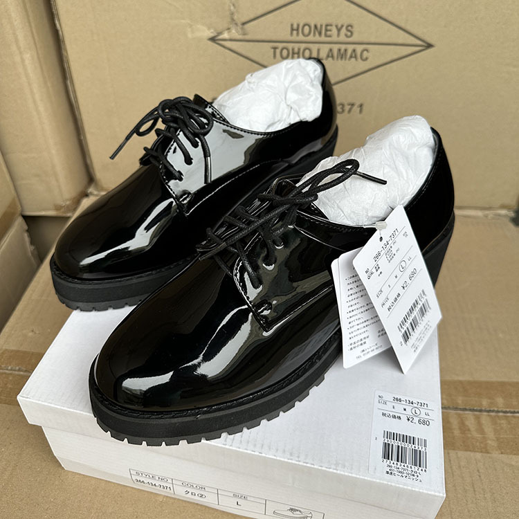 A black and white leather designer designed specifically for women, paired with English style laces, soles, thick heels, and height increasing shoes