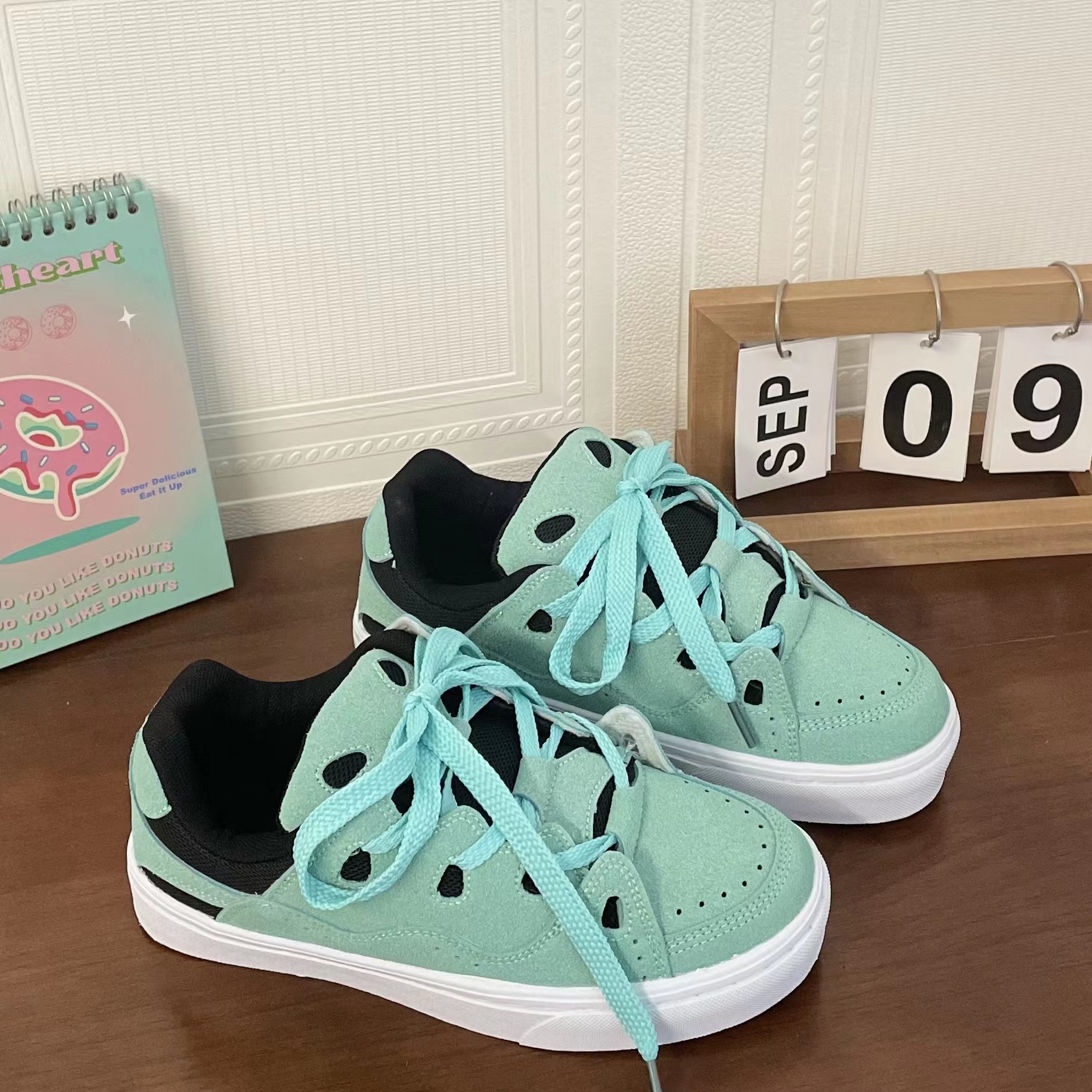 Men's and women's ice blue and white color blocked retro low cut sports skateboard shoes