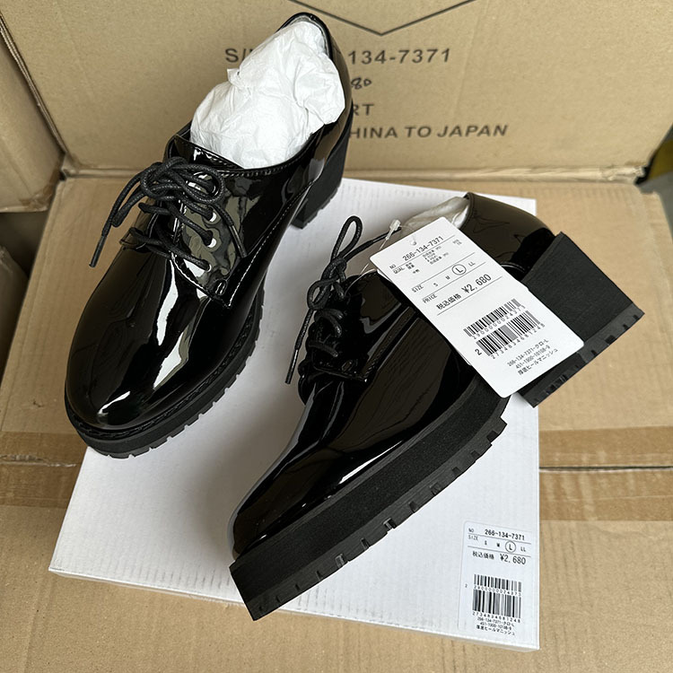 A black and white leather designer designed specifically for women, paired with English style laces, soles, thick heels, and height increasing shoes