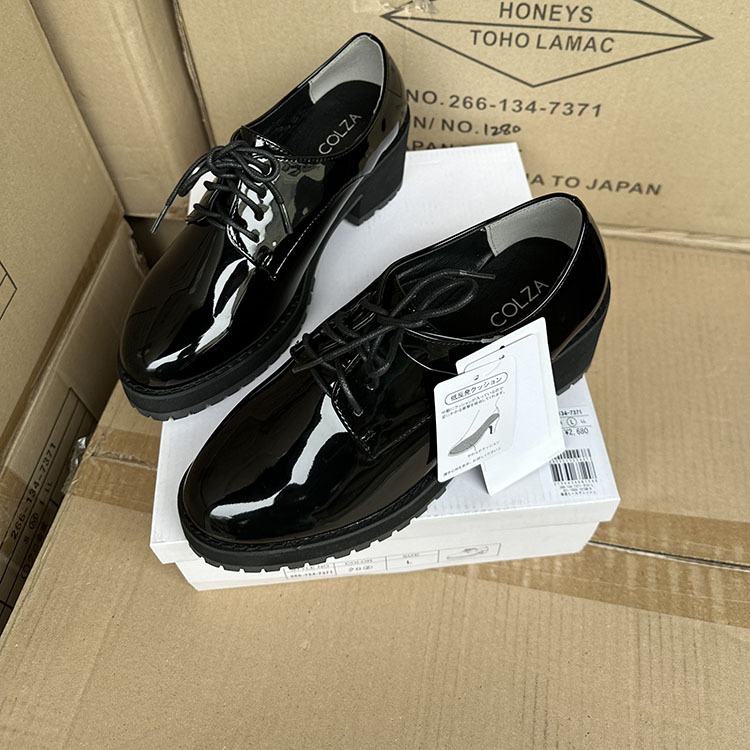 A black and white leather designer designed specifically for women, paired with English style laces, soles, thick heels, and height increasing shoes