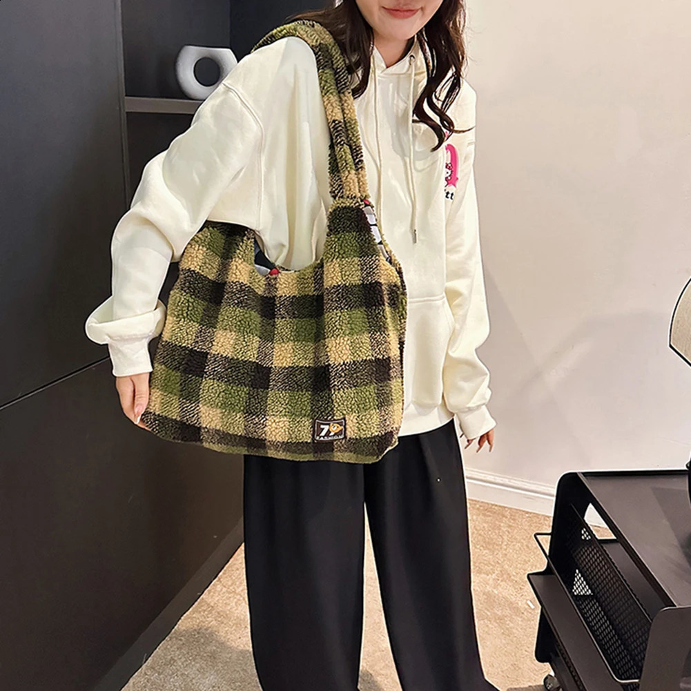 Women Lamb Wool Fluffy Handbag Large Capacity Plush Shoulder Bag Plaid Pattern Tote Vintage Fashion Shopping Underarm 241115
