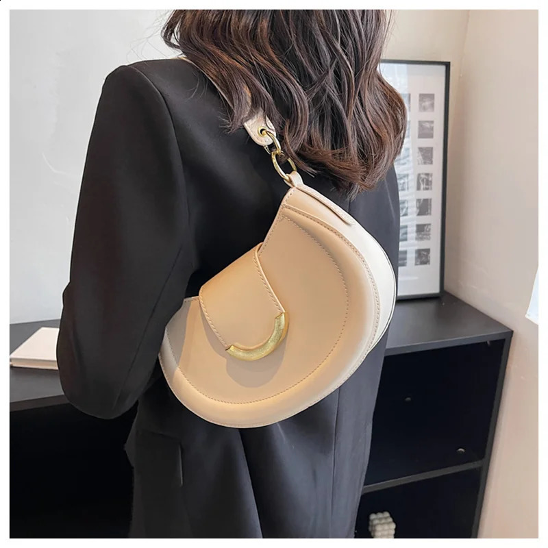 Bags for women Pu Leather Shoulder Crossbody Bag Half Moon Chain Small Bags Casual Fashion Dress Armpit Messenger Ladies Trend 240726