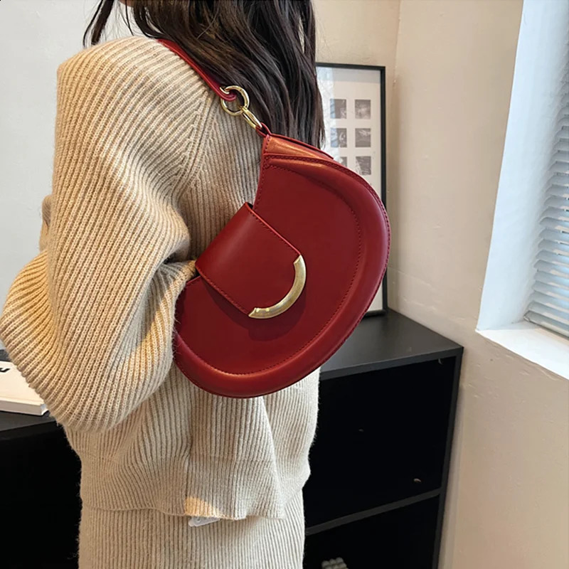 Bags for women Pu Leather Shoulder Crossbody Bag Half Moon Chain Small Bags Casual Fashion Dress Armpit Messenger Ladies Trend 240726