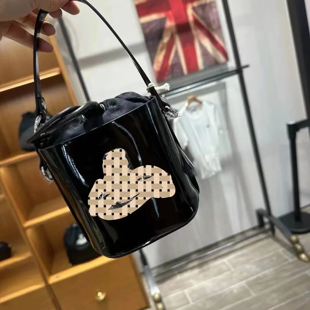 Chic and Sophisticated Mini Bucket Bag with a Simple yet Elegant Look 240726