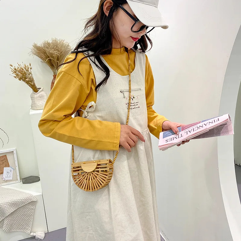 Fashionable Half Moon Wooden Shoulder Cross Bag for Women Bamboo Summer Beach Straw Rattan Small Mobile Wallet Mini Sac 240731Zl