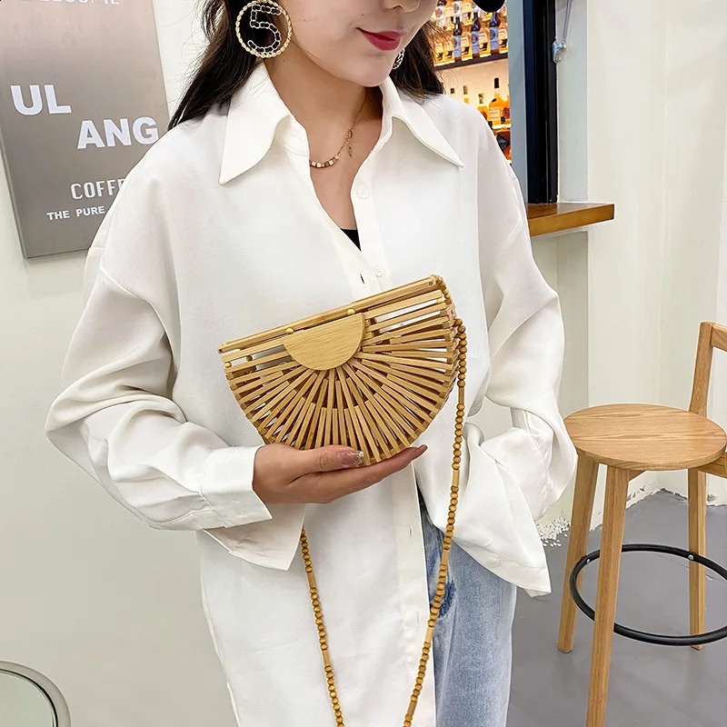 Fashionable Half Moon Wooden Shoulder Cross Bag for Women Bamboo Summer Beach Straw Rattan Small Mobile Wallet Mini Sac 240731Zl