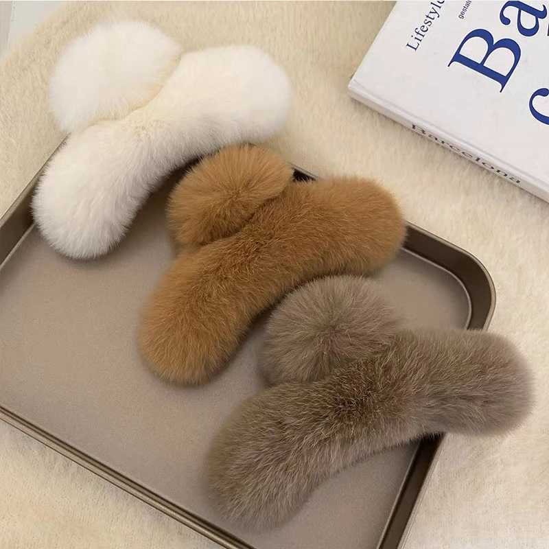 New Winter Faux Fur Hair Claw Elegant Acrylic Hairpins Plush Hair Clip Barrette Crab Headwear for Women Girls Hair AccessoriesL240727