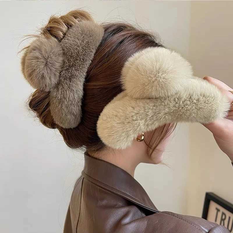 New Winter Faux Fur Hair Claw Elegant Acrylic Hairpins Plush Hair Clip Barrette Crab Headwear for Women Girls Hair AccessoriesL240727