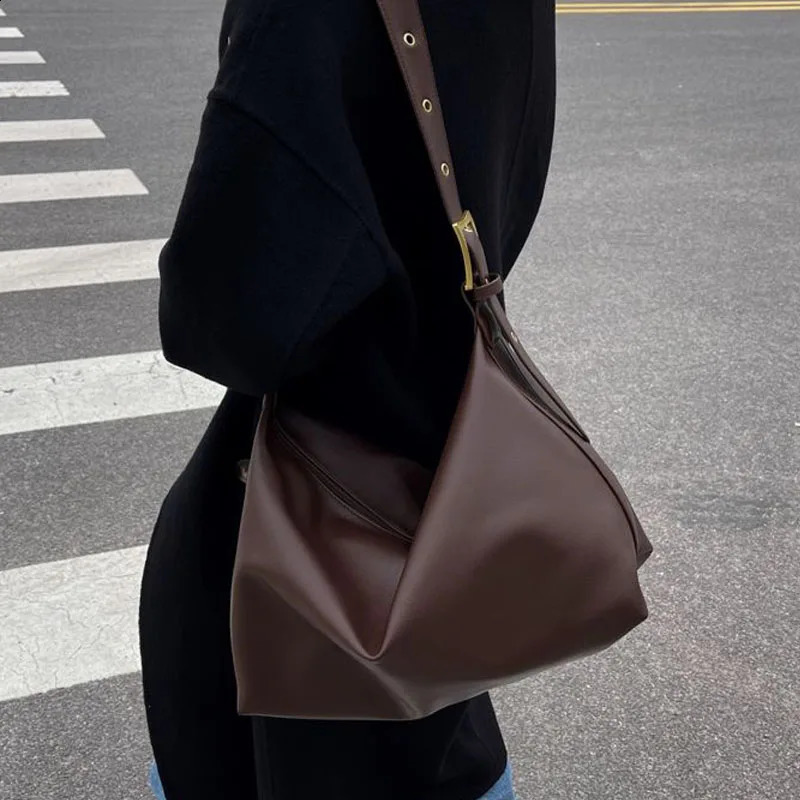 Womens leather tote bag with large capacity simple and versatile commuting bag fashionable and casual one shoulder crossbody 240729