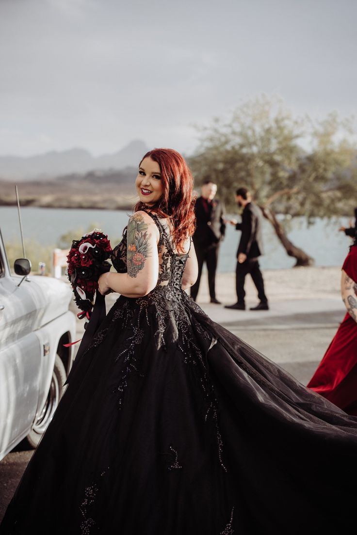 V-Neck Black Gothic Wedding Dresses Sequins Lace Appliques Lace-Up Court Train A-Line Vintage Wedding Gowns For Bride 2024 Tulle Long Plus Size Bridal