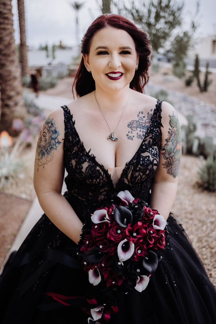 V-Neck Black Gothic Wedding Dresses Sequins Lace Appliques Lace-Up Court Train A-Line Vintage Wedding Gowns For Bride 2024 Tulle Long Plus Size Bridal