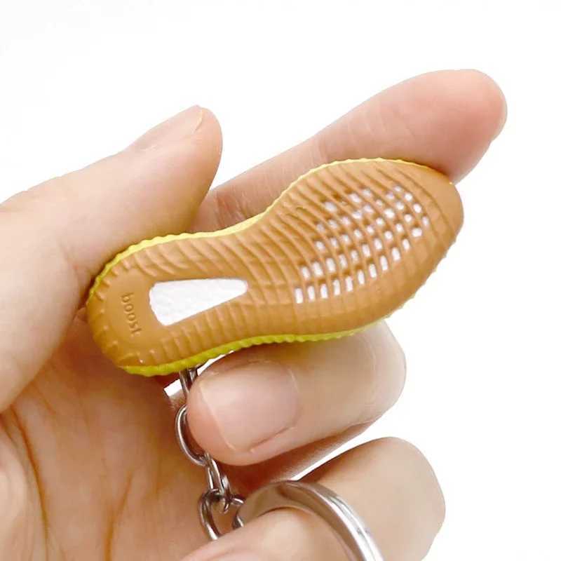 3DShoe Creative Mini Sneakers Keychain Gift Model Bags Backpacks Decorative Ornaments Car Door Keyring Gift For Boyfriend GiftsL240729
