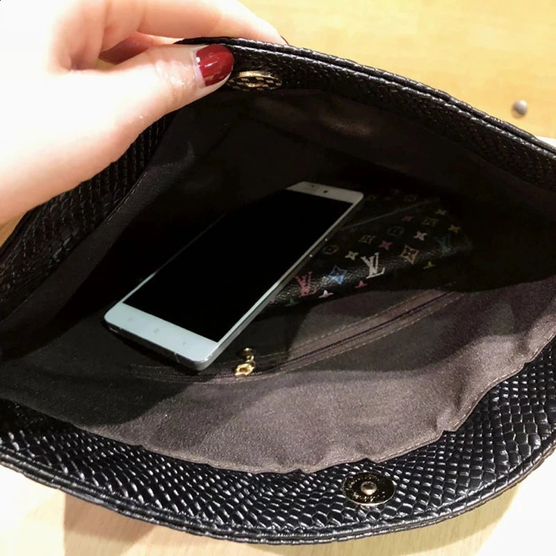 XMESSUN Snake Pattern Clutch Crossbody Bags for Women Fashion Trendy Shoulder Handbags and Purses Lady Party Envelope Bag 240729