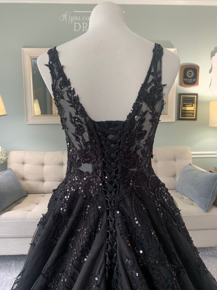 V-Neck Black Gothic Wedding Dresses Sequins Lace Appliques Lace-Up Court Train A-Line Vintage Wedding Gowns For Bride 2024 Tulle Long Plus Size Bridal