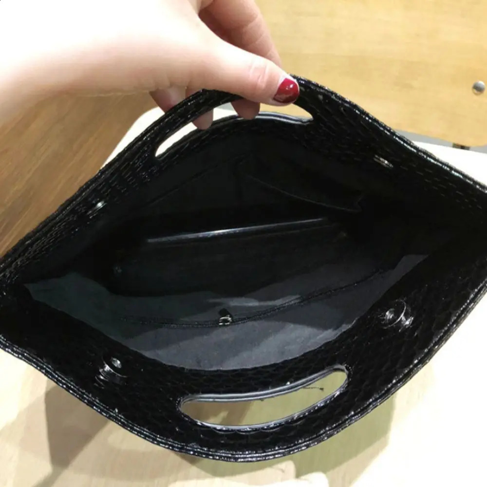 Womens Fashion Banquet Bag with Diamond Rivet Gothic Handbag Large Capacity Envelope One Shoulder Crossbody Handbag 240729