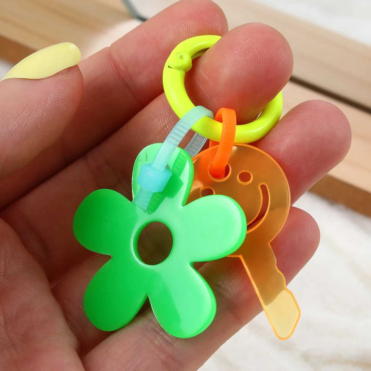 Y2K Smile Face Flower Keychain Cute Acrylic Key Chain Ring Purse Bag Backpack Charm Back To School Accessories GiftL240729