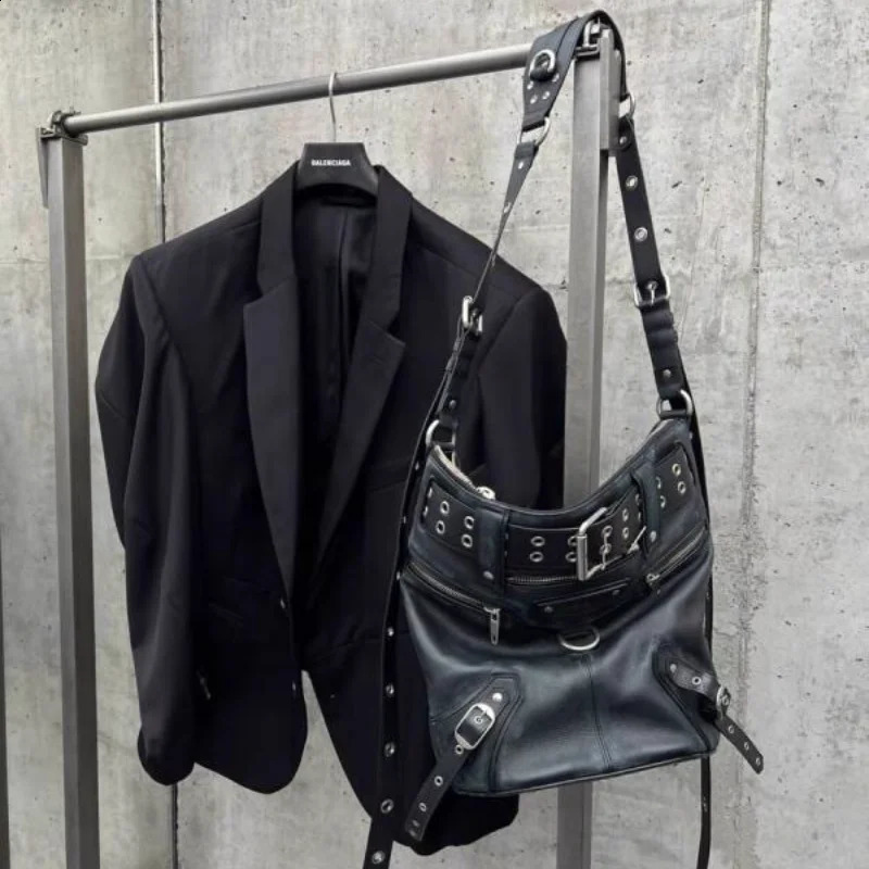 Y2k Fashion Black Crossbody Bags for Women Vintage Leather Rivet Bucket Punk Goth Large Capacity Motorcycle Hand 240729