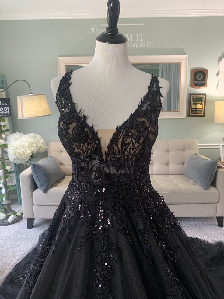 V-Neck Black Gothic Wedding Dresses Sequins Lace Appliques Lace-Up Court Train A-Line Vintage Wedding Gowns For Bride 2024 Tulle Long Plus Size Bridal