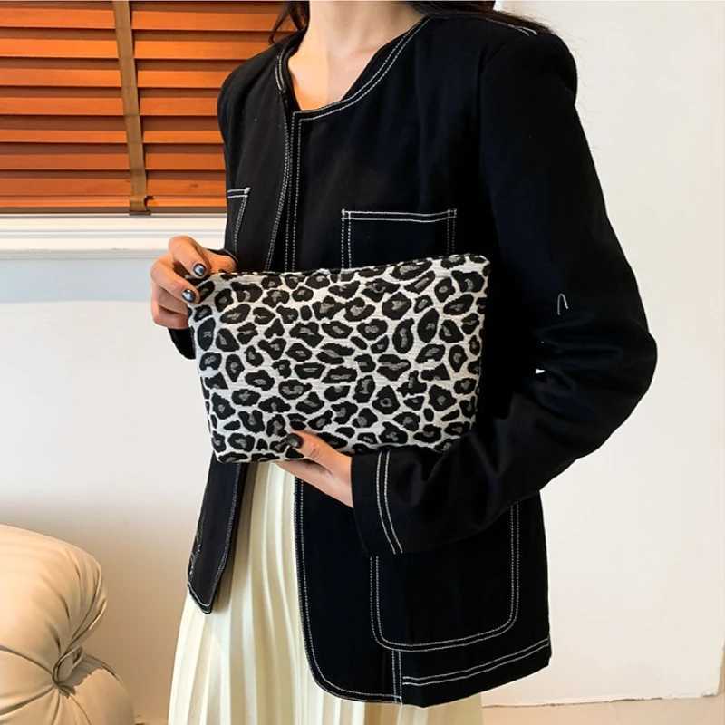 Simple Fashionable and Trendy Leopard Print Womens Bag 2024 New Hand-held Small Square Bag Storage Bag Bolso De Mano WholesaleXJ240729