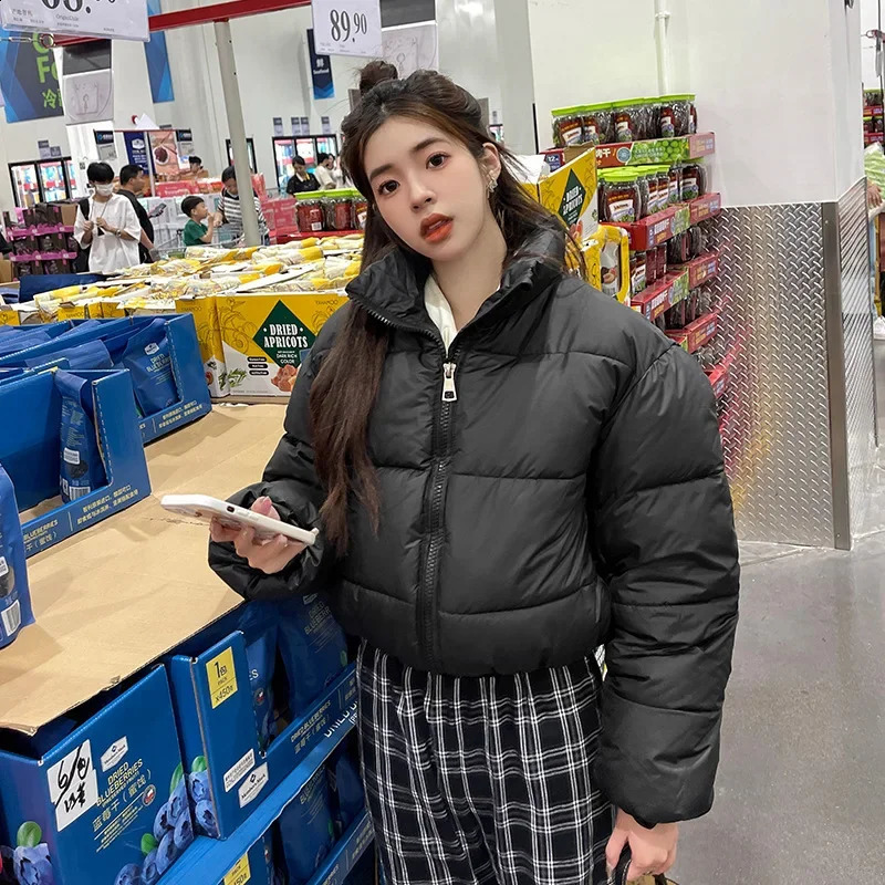 Streetwear Thick Short Parkas Women Fashion Winter Warm Puffy Coats Fashion Pockets Cotton Padded Female Casual Down Jacket 240729
