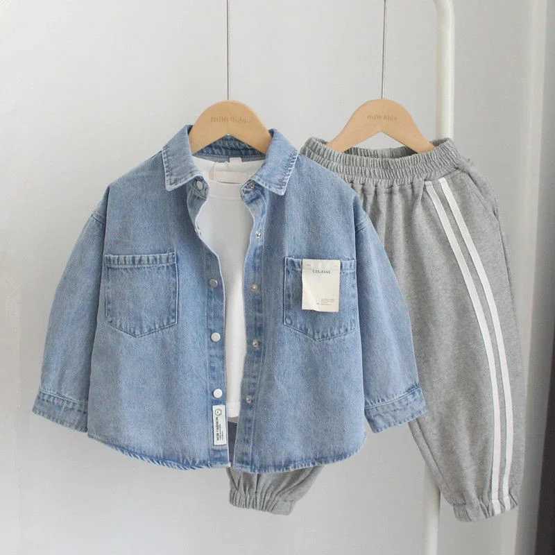 Fashionable boy blue denim shirt long sleeved lapel loose casual shirt spring and autumn childrens jeans topW240729