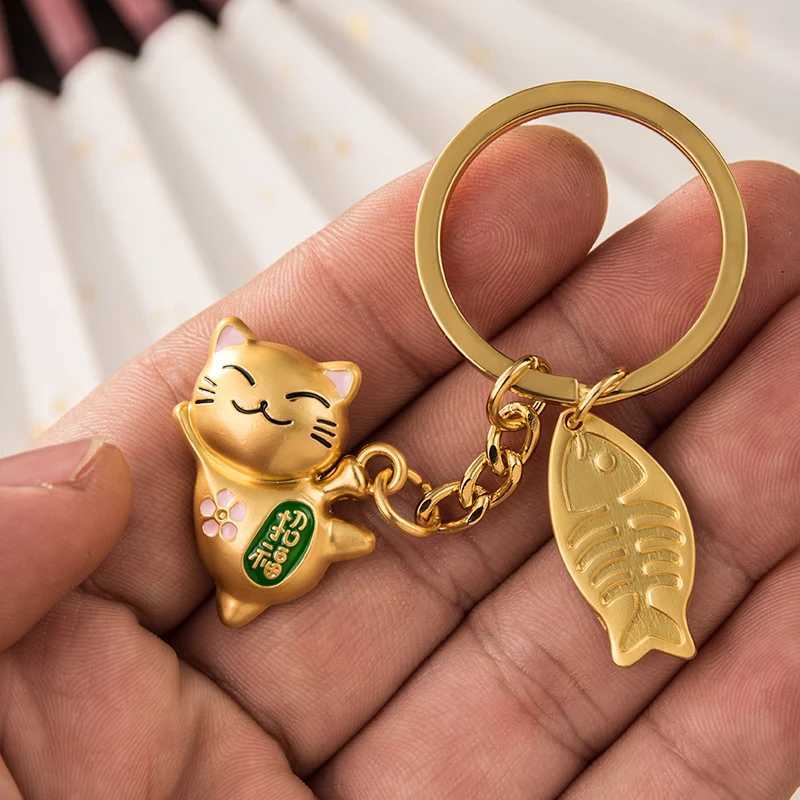 Maneki Neko Japan Lucky Cat Keychain Kawaii Trinkets Alloy Accessory Car Bag Pendant Key Chain Pray Golden Keyfob Couple GiftL240729