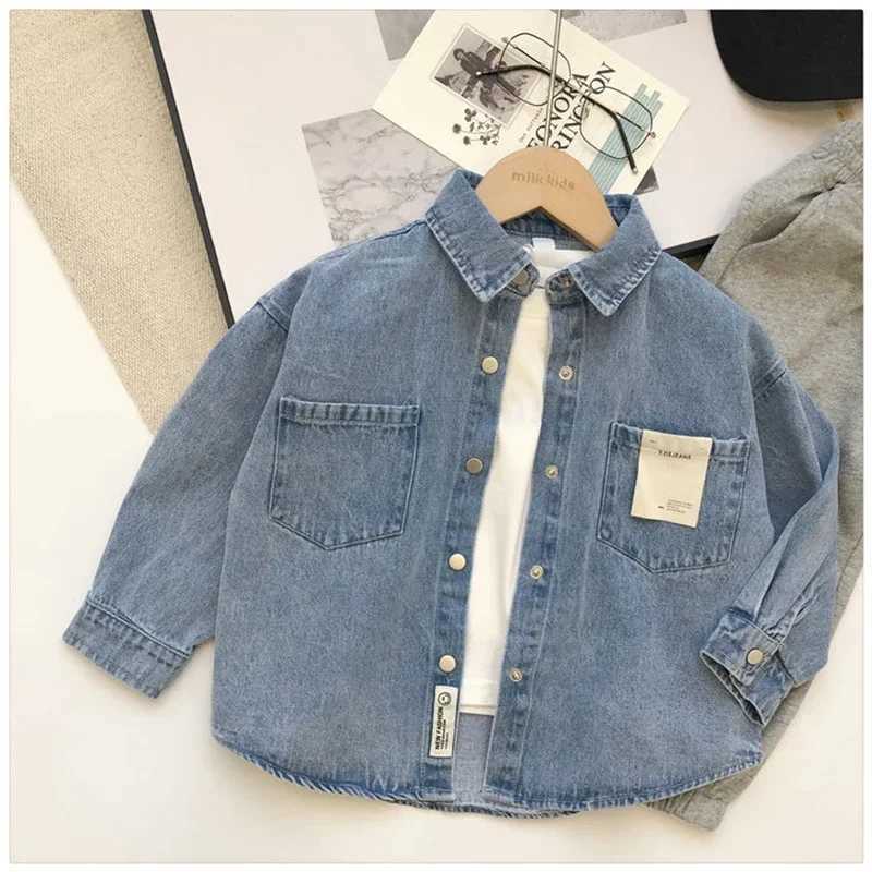 Fashionable boy blue denim shirt long sleeved lapel loose casual shirt spring and autumn childrens jeans topW240729