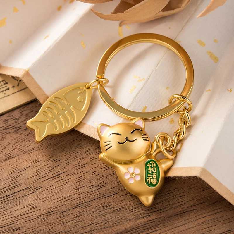 Maneki Neko Japan Lucky Cat Keychain Kawaii Trinkets Alloy Accessory Car Bag Pendant Key Chain Pray Golden Keyfob Couple GiftL240729