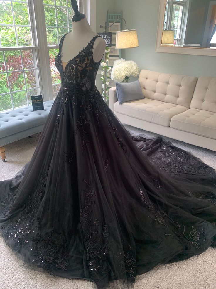 V-Neck Black Gothic Wedding Dresses Sequins Lace Appliques Lace-Up Court Train A-Line Vintage Wedding Gowns For Bride 2024 Tulle Long Plus Size Bridal