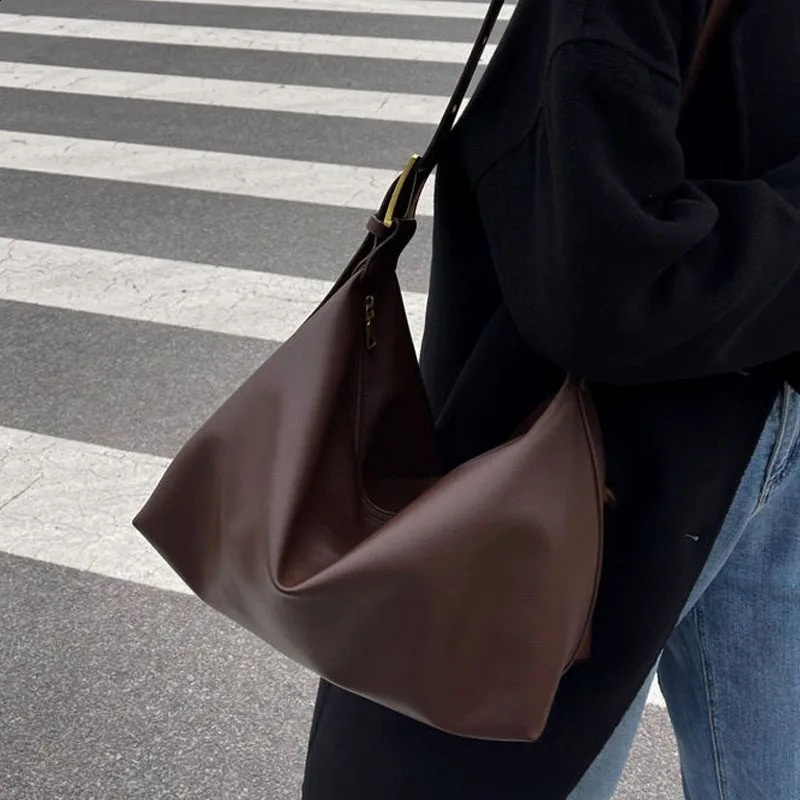 Womens leather tote bag with large capacity simple and versatile commuting bag fashionable and casual one shoulder crossbody 240729