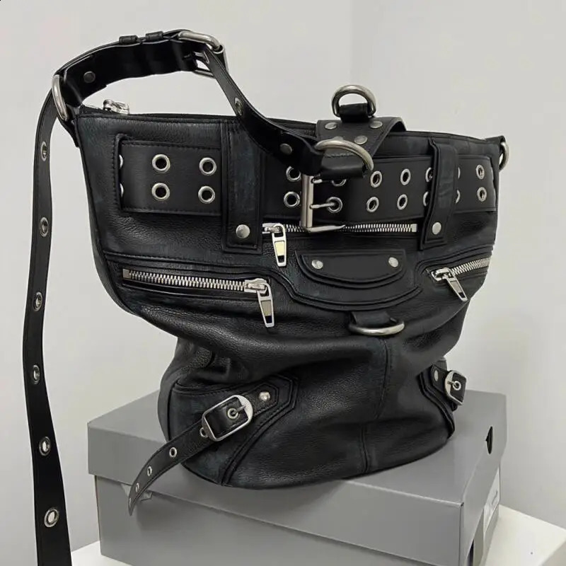 Y2k Fashion Black Crossbody Bags for Women Vintage Leather Rivet Bucket Punk Goth Large Capacity Motorcycle Hand 240729