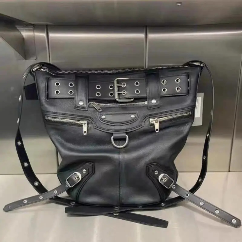 Y2k Fashion Black Crossbody Bags for Women Vintage Leather Rivet Bucket Punk Goth Large Capacity Motorcycle Hand 240729