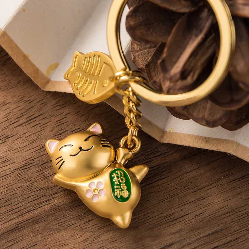 Maneki Neko Japan Lucky Cat Keychain Kawaii Trinkets Alloy Accessory Car Bag Pendant Key Chain Pray Golden Keyfob Couple GiftL240729