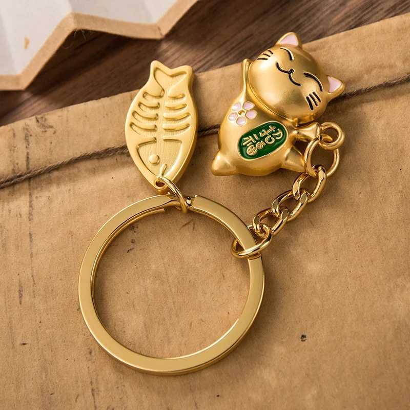 Maneki Neko Japan Lucky Cat Keychain Kawaii Trinkets Alloy Accessory Car Bag Pendant Key Chain Pray Golden Keyfob Couple GiftL240729