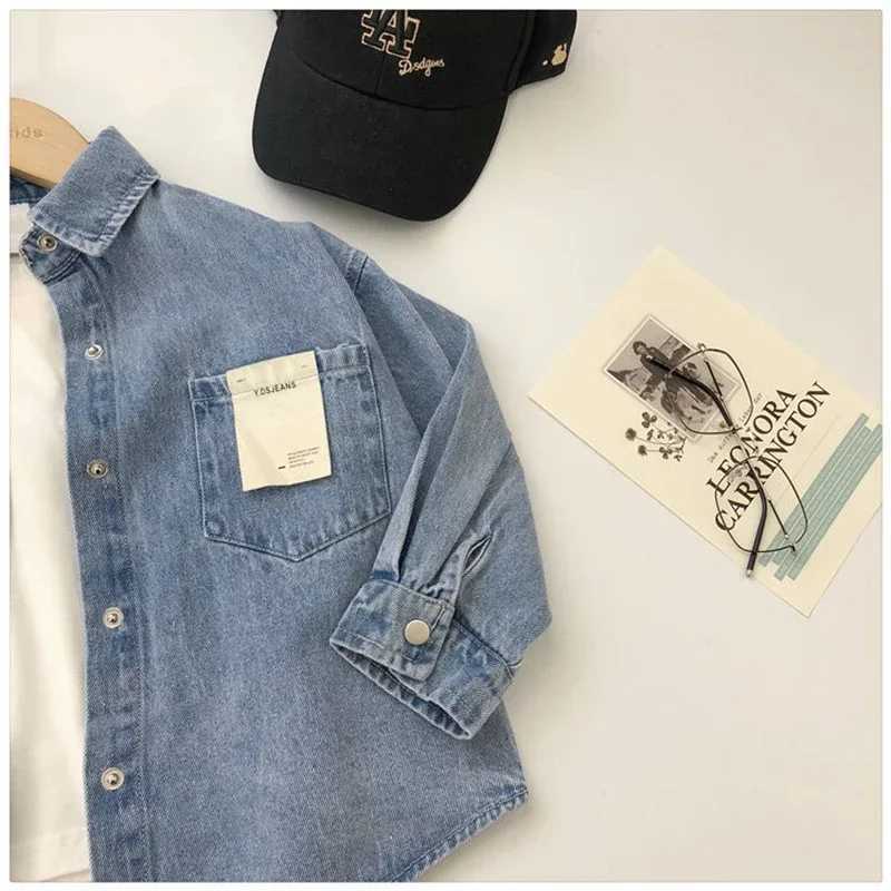 Fashionable boy blue denim shirt long sleeved lapel loose casual shirt spring and autumn childrens jeans topW240729