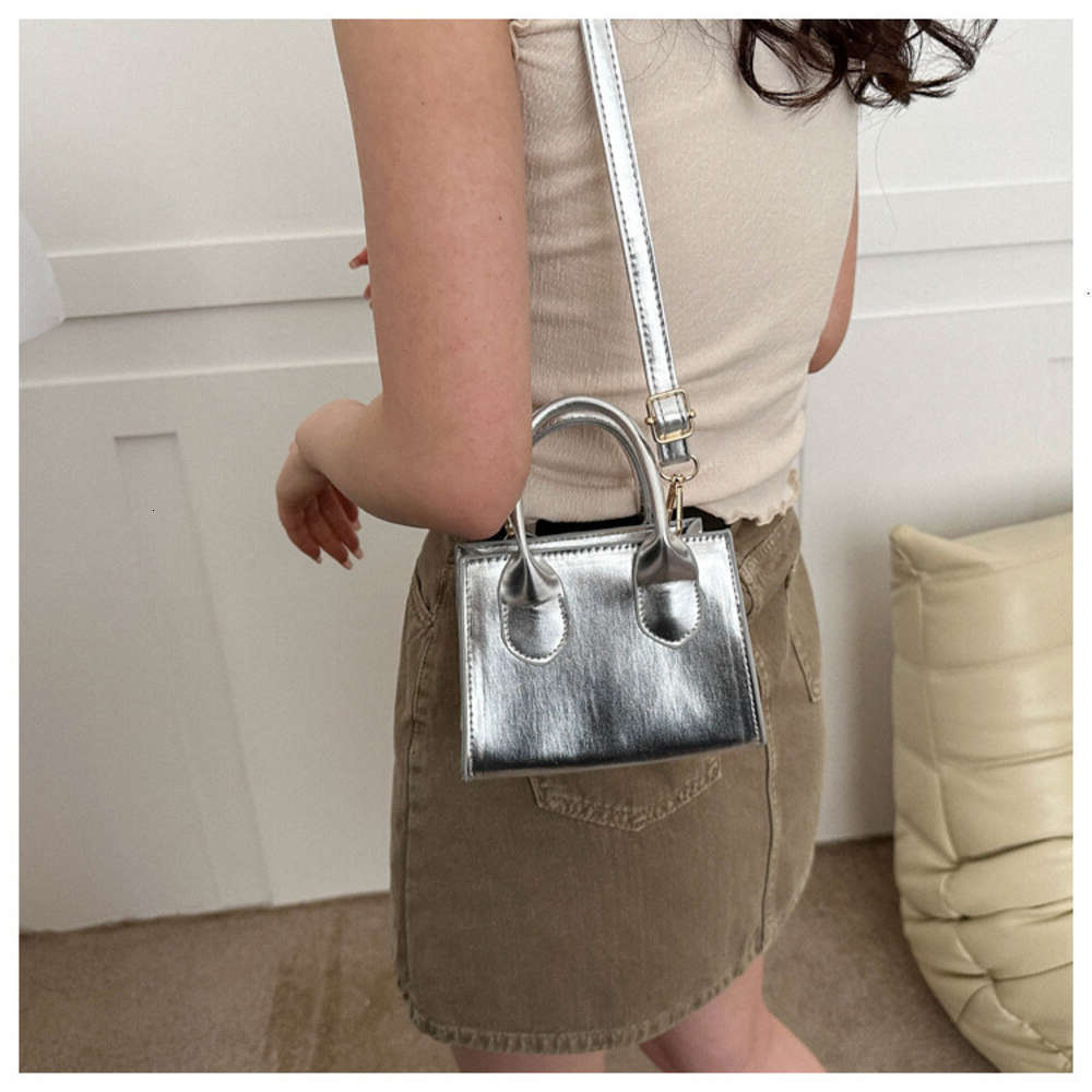 Designer 2024s New Women Crossbody Bag Shoulder bag Fresh Fashion Stylish Versatile Classic design Natural Minimalist style Commute Free shipping