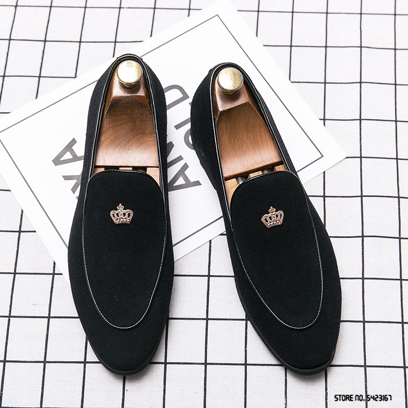 Luxury Designer New Pointed Suede Metal Crown Oxford Shoes For Mens Formal Wedding Prom Dress Homecoming Sapatos Tenis Masculino