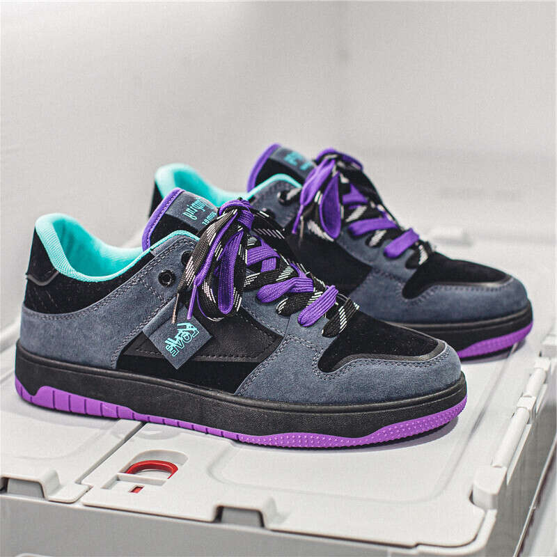 2024s Retro casual niche design for men's skateboarding shoes on the high street
